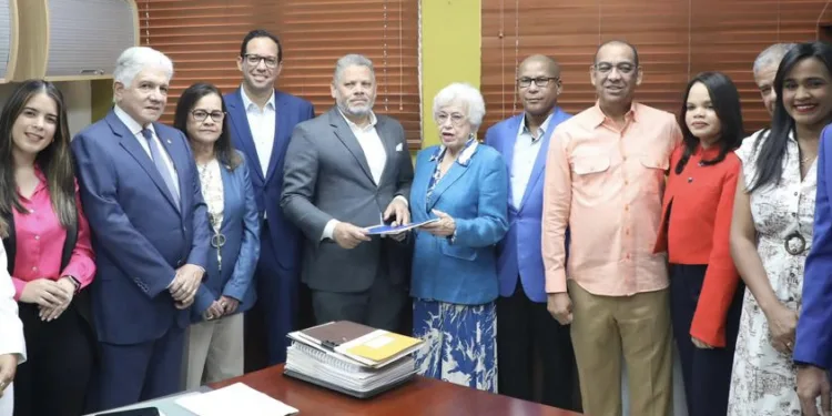 PRM inscribe sus candidaturas presidencial y vicepresidencial
