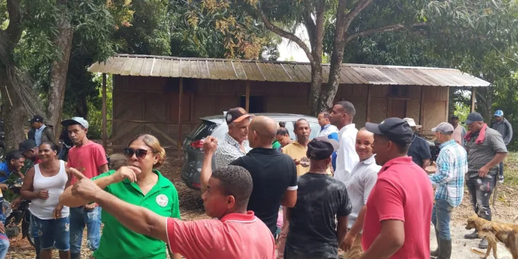 Óscar Pablo se reunió con comunitarios, productores y directivos de Sodin en Cuesta Colorada,  El Papayo