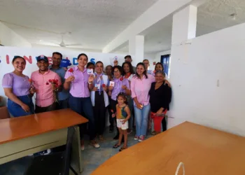 Agentes del Cambio entregan rosas rojas por día de la mujer en Nagua y El Factor