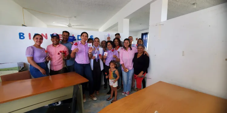 Agentes del Cambio entregan rosas rojas por día de la mujer en Nagua y El Factor