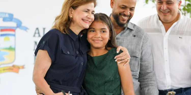 Vicepresidenta Raquel Peña y alcalde Junior Peralta entregan varias obras en Nagua