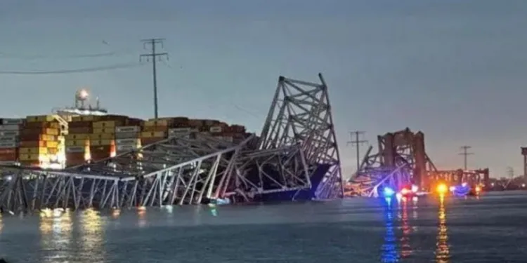 El mayor puente de Baltimore se derrumba tras el impacto de un barco y varios coches caen al río