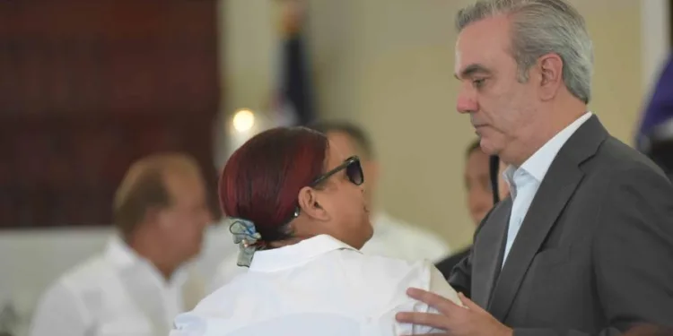 Presidente Abinader asiste a misa en honor a víctimas por incendio en carnaval de Salcedo