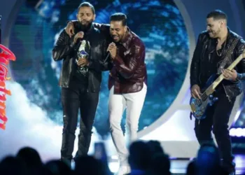 Aventura logra puesto número 1 en iTunes con el sencillo «Brindo con agua»