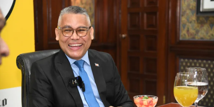 Carlos Peña: El pastor evangélico que busca la Presidencia de la República