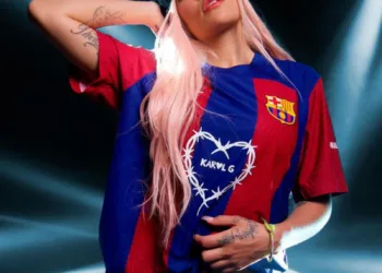 Barcelona presentó nueva camiseta con logo de Karol G con la que jugará clásico ante el Real Madrid: «Un flow que flipa»