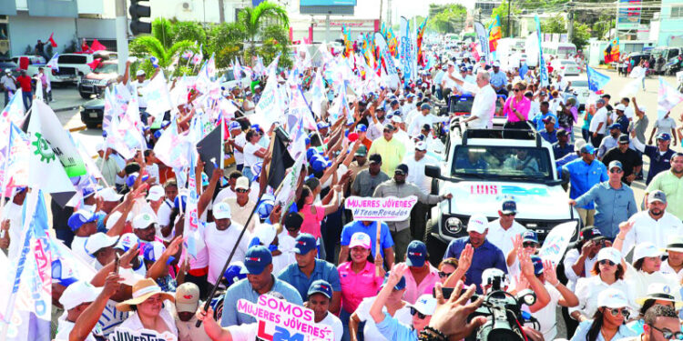 Abinader recorre la Línea Noroeste y termina en Puerto Plata