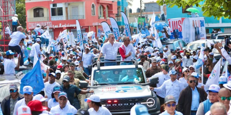 Abinader recorre calles de La Romana e Higüey junto a perremeista y aliados
