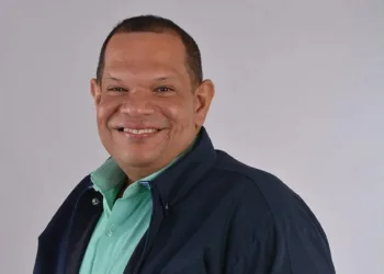 Carlos Guzmán anuncia su salida de la Fuerza del Pueblo
