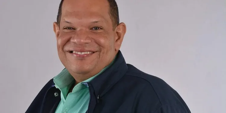 Carlos Guzmán anuncia su salida de la Fuerza del Pueblo