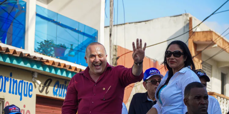 Senador Alexis Victoria encabeza multitudinaria caravana en Nagua
