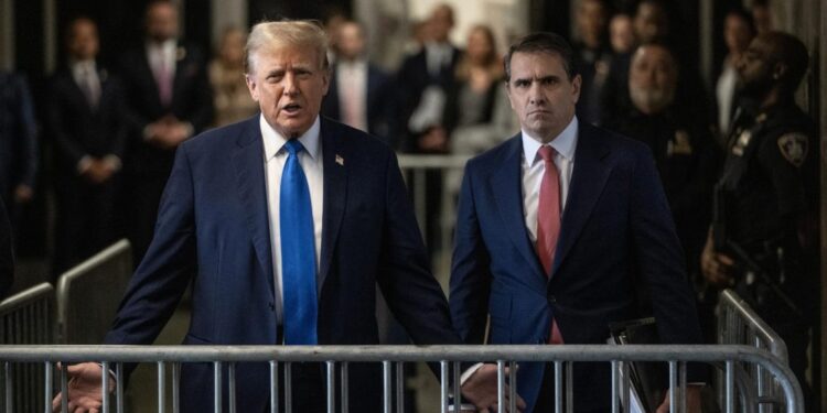 Comienza la fase de alegatos iniciales en el juicio penal contra Donald Trump