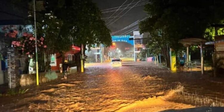Las Terrenas amanece bajo agua; sectores incomunicados y viviendas anegadas por lluvias