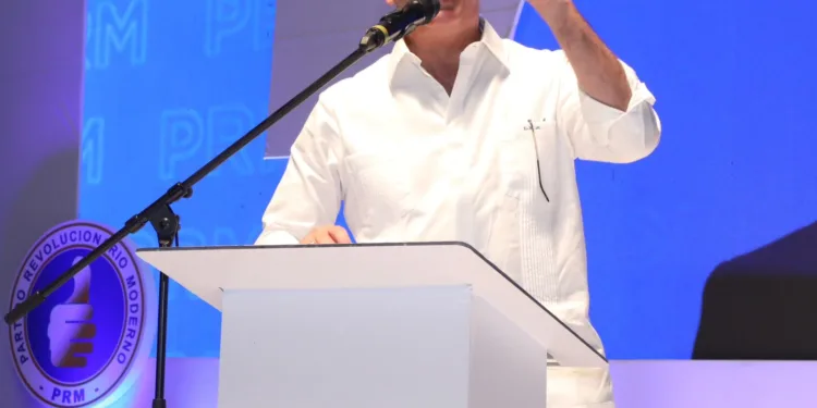 Luis Abinader a la oposición: “Ni vuelven ni van”