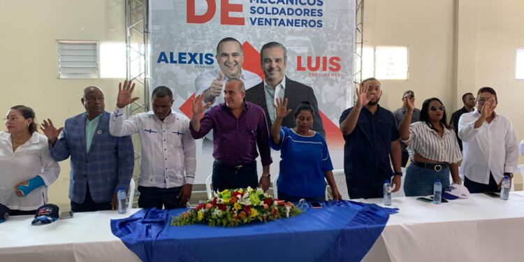 PRM juramenta el Frente de pintores, soldadores, mecánicos y ventaneros