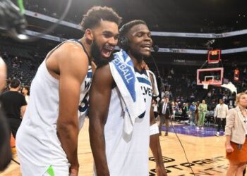 Karl Towns avanza a los playoffs NBA por primera vez en su carrera