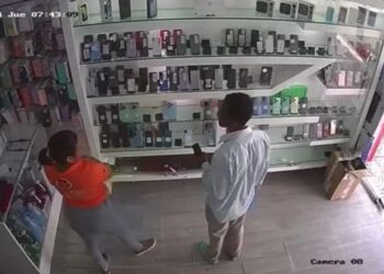 Hombre es sorprendido robando en una tienda en El Factor