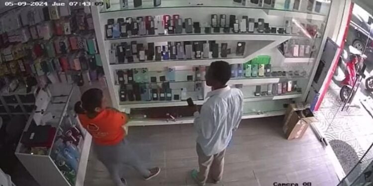 Hombre es sorprendido robando en una tienda en El Factor