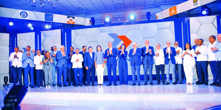 Abinader firma un acuerdo con partidos de RD Avanza
