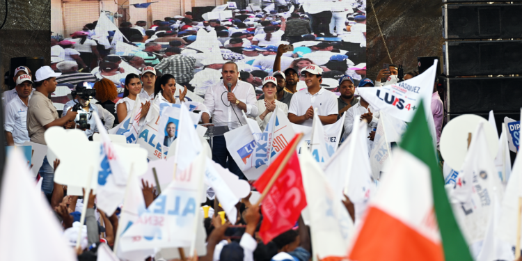 Alexis Victoria cierra campaña en María Trinidad Sánchez con mitin multitudinario