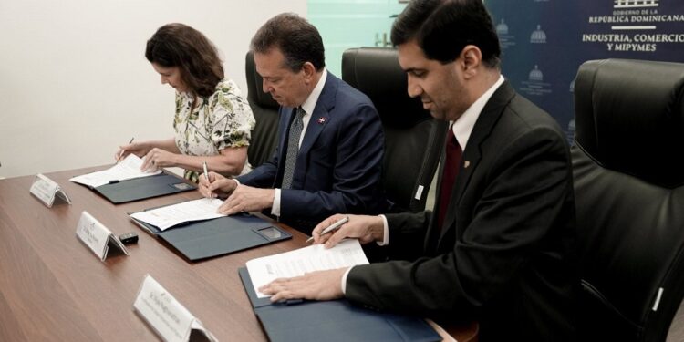 MIC y Universidad de Purdue desarrollarán industria de semiconductores en RD