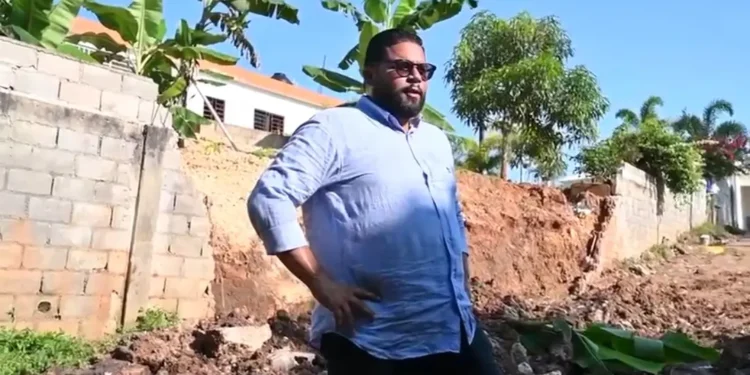 Amaury Reyna denuncia peligrosa construcción ilegal en Nagua
