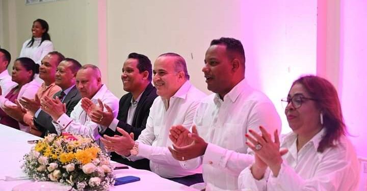 Alexis Victoria se reúne con líderes cristianos de María Trinidad Sánchez y recibe su respaldo