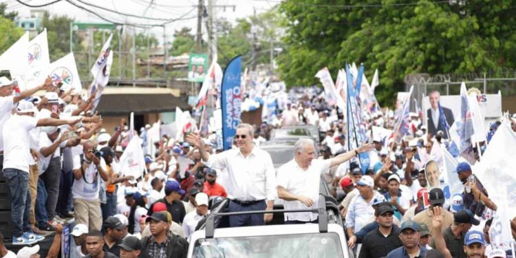 Pese a amenaza de lluvias, candidatos arrecian proselitismo a solo 15 días para las elecciones