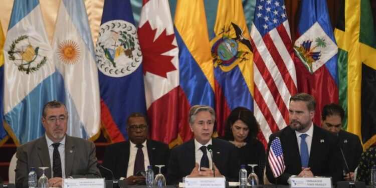 Blinken promete millones para América Latina y sanciones a quienes faciliten «migración irregular»