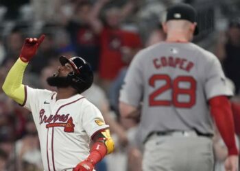 Ozuna pega sencillo decisivo; Bravos vencen a Medias Rojas y cortan mala racha