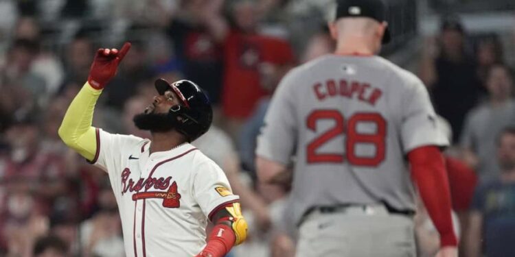 Ozuna pega sencillo decisivo; Bravos vencen a Medias Rojas y cortan mala racha