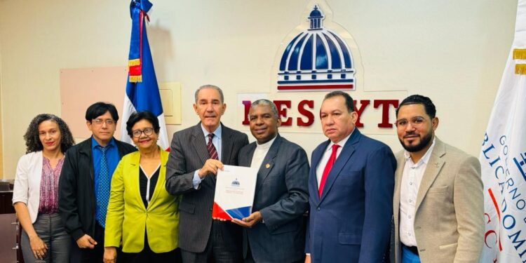 MESCyT entrega las normas para la aprobación, evaluación, regulación y acreditación de las Escuelas de Medicina del país