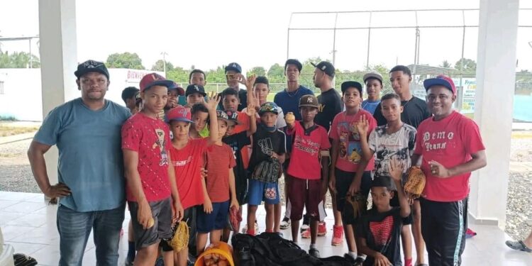 Falpo Nagua a través del señor Mel Rhymer entrega utilería deportiva a Liga Ventura en El Factor