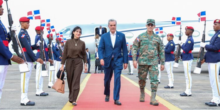 Presidente Abinader regresa al país tras su viaje oficial a Europa