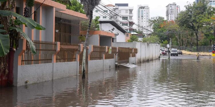 COE mantiene 25 provincias en alerta por persistencia de lluvias