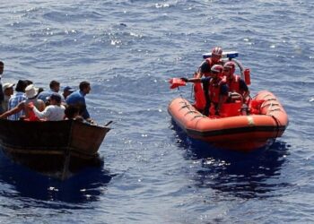 Rescatan a 17 dominicanos tras naufragar embarcación con destino a Puerto Rico