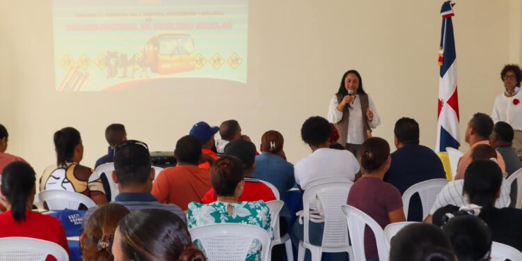 Sistema de Transporte Estudiantil (TRAE) llega a María Trinidad Sánchez; Gobernadora encabeza inicio capacitación