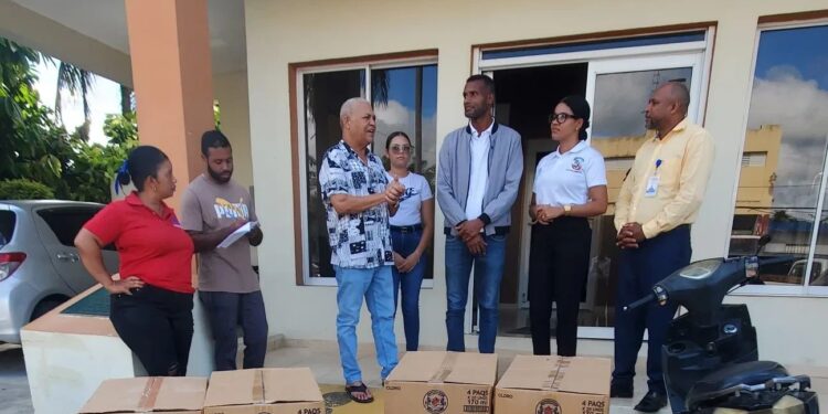 Ministerio de Salud Pública entrega cloro al Ayuntamiento de El Factor para combatir el dengue