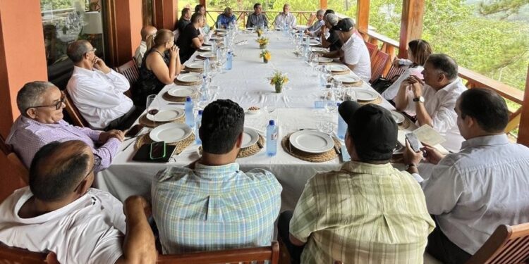 Francisco Javier inicia trabajos como precandidato a presidencia de RD