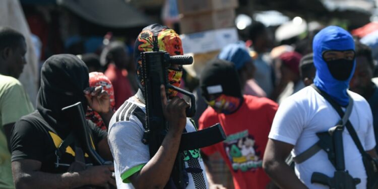 Pandilleros y Policía haitiana se enfrentan; vencen los bandidos