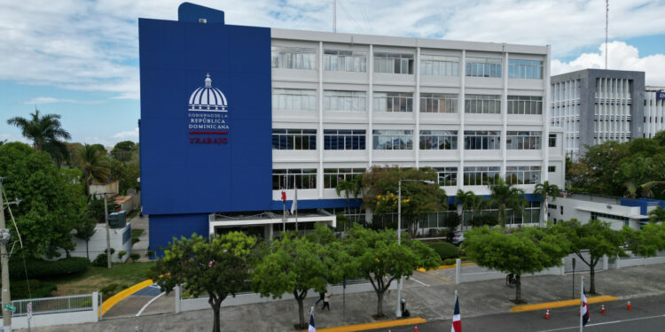 Gobierno llama a empresas de RD a flexibilizar horarios en provincias en alerta