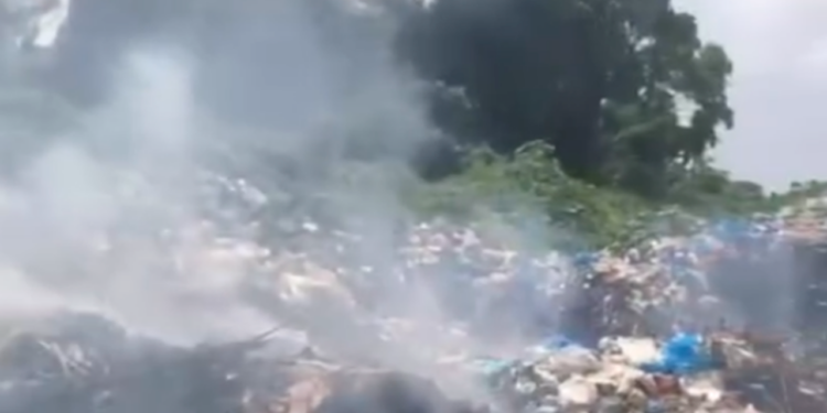 Reportan incendio en vertedero de Cabrera; Bomberos trabajan para sofocar llamas