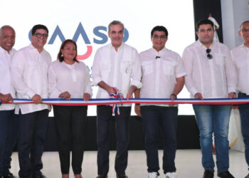 Presidente Abinader entrega planta de tratamiento y carretera