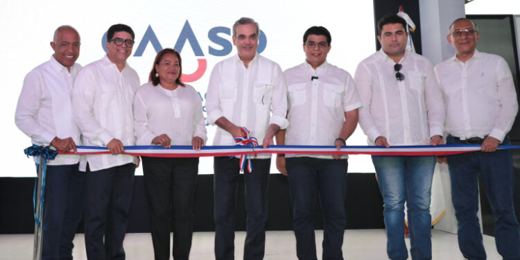 Presidente Abinader entrega planta de tratamiento y carretera