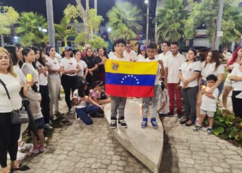 Venezolanos en Nagua oran por la paz en Venezuela; exigen salida de Maduro