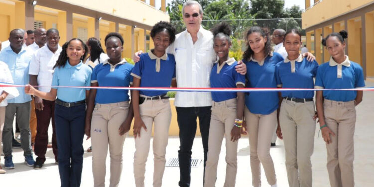 Abinader inaugura un liceo, dos estancias infantiles y otras obras