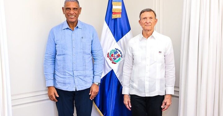 Canciller Roberto Álvarez se reúne con Chú Vásquez para tratar temas consulares