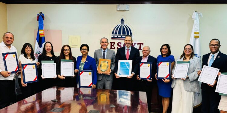MESCyT otorga reconocimiento al Proyecto Alianza para la Educación Superior de la USAID tras éxito en el país