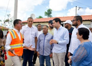 Roberto Ángel supervisa construcción proyecto habitacional comunitario en Villa Guerrero, de El Seibo