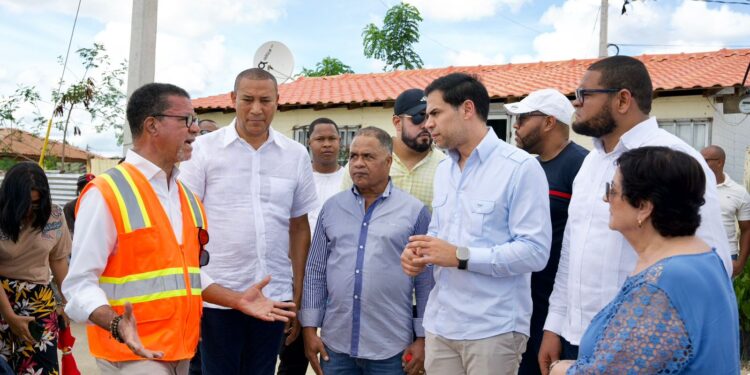Roberto Ángel supervisa construcción proyecto habitacional comunitario en Villa Guerrero, de El Seibo